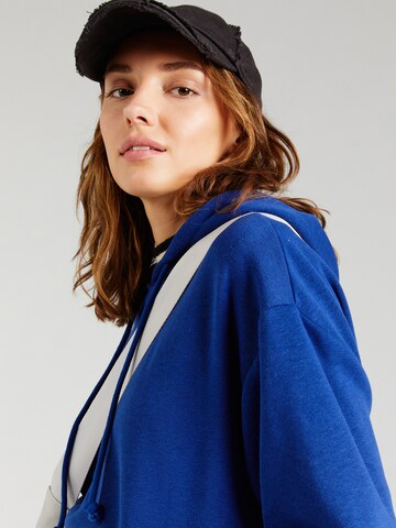 Sweat-shirt 'PCChilli' PIECES en bleu
