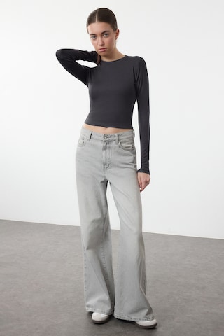 Trendyol Paita värissä harmaa