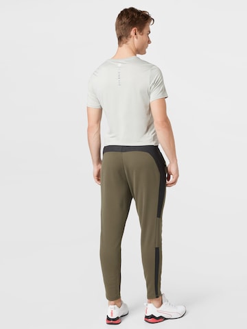 Regular Pantaloni sport de la PUMA pe verde