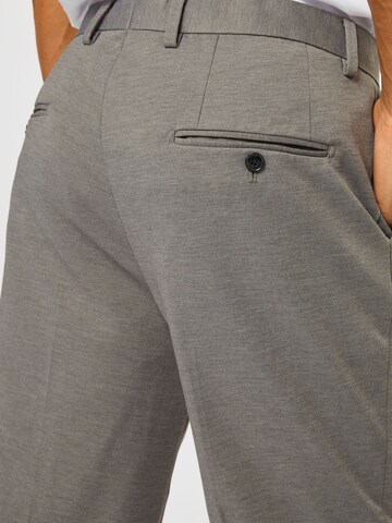 regular Pantaloni con pieghe di SELECTED HOMME in grigio