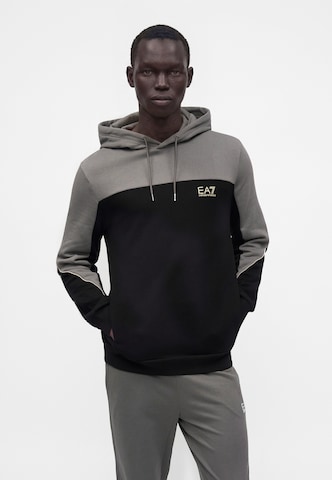 EA7 Emporio Armani Sweatshirt i svart: framsida