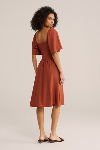 Rochie de la WE Fashion pe portocaliu
