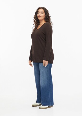 T-shirt s.Oliver CURVE en marron : sur le côté