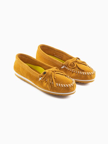 Minnetonka Moccasin 'Kilty plus' in Yellow