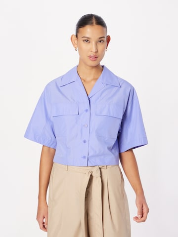 3.1 Phillip Lim - Blusa en azul: frente