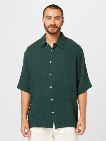 WEEKDAY Comfort Fit Skjorte i grøn: forside