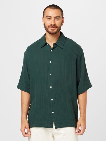 WEEKDAY - Ajuste confortable Camisa en verde: frente