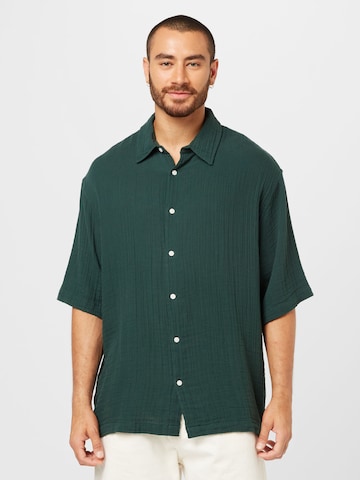 WEEKDAY Comfort fit Button Up Shirt in Green: front