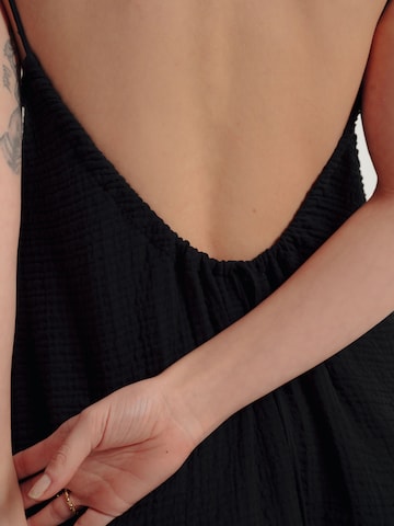 A LOT LESS فستان 'Ilona' بلون أسود
