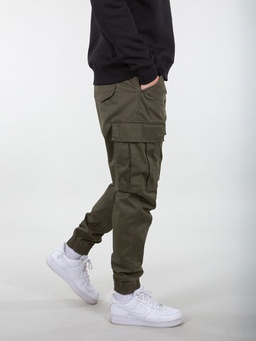 ALPHA INDUSTRIES Tapered Cargobroek 'Airman' in Groen