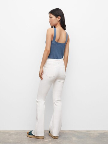 MANGO Flared Jeans i vit