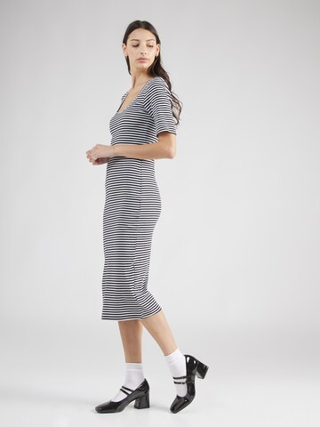 Rochie de la Monki pe negru