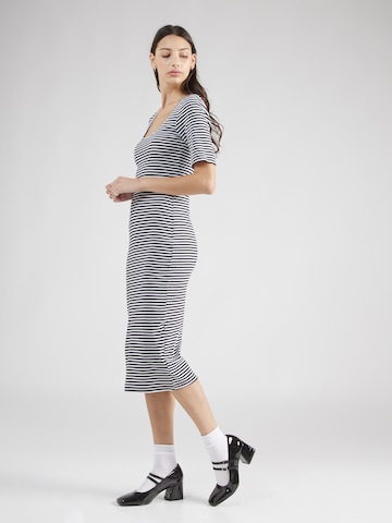 Rochie de la Monki pe negru