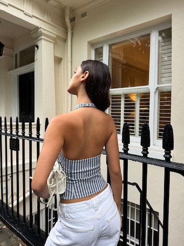 Top de la Bershka pe albastru