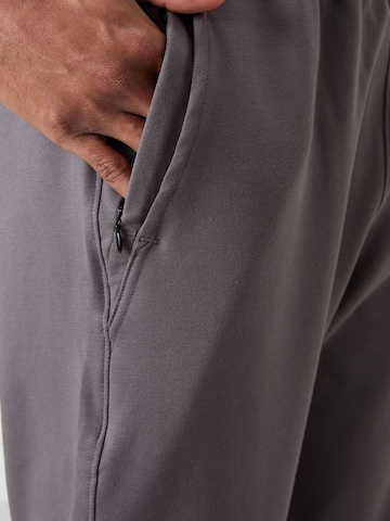 Tommy Life - Tapered Calças de desporto em cinzento