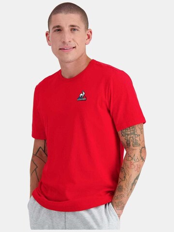 LE COQ SPORTIF - Camiseta 'Le Coq Sportif Ess Tee Ss' en rojo