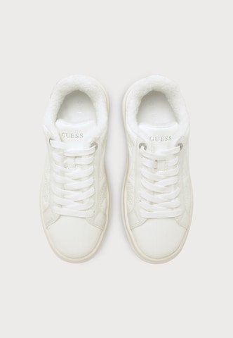 Baskets basses 'ESTRELA2' GUESS en blanc