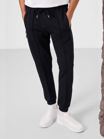 Tommy Life - Regular Calças de desporto 'Jogginghose' em preto: frente