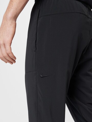 Effilé Pantalon de sport NIKE en noir