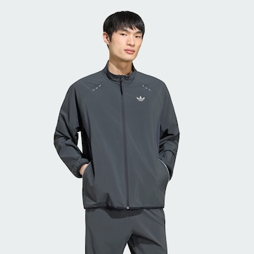 Giacca di mezza stagione 'Tech Trefoil Essentials' di ADIDAS ORIGINALS in grigio: frontale