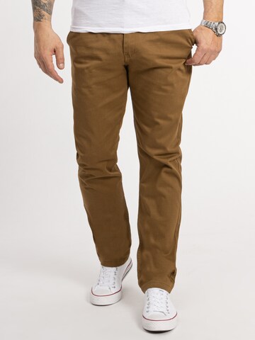 Indumentum Regular Chino Pants in Brown: front