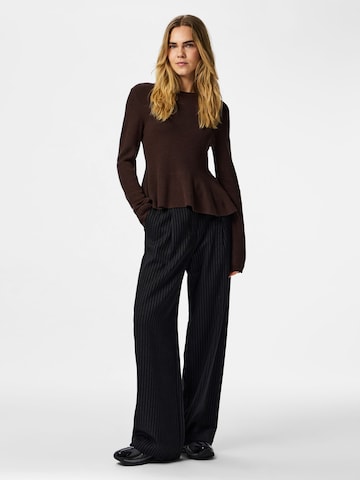 PIECES - Jersey 'PCJan' en marrón