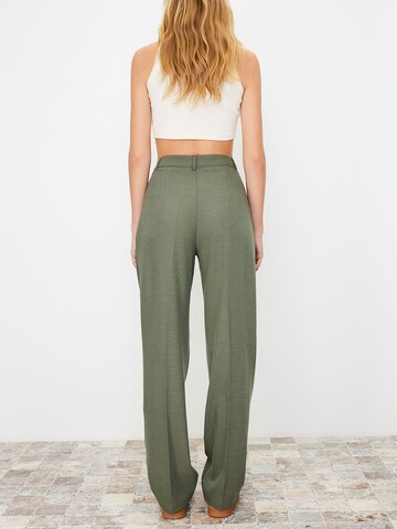 regular Pantaloni con pieghe di Trendyol in verde