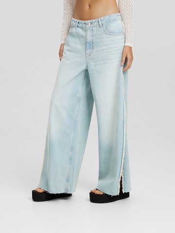 Bershka Wide leg Jeans in Blue: front