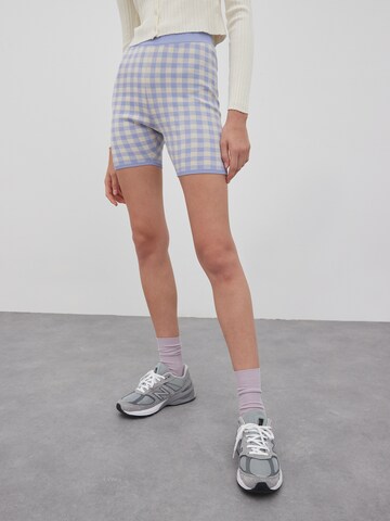 EDITED Skinny Shorts 'Saida' in Blau: predná strana