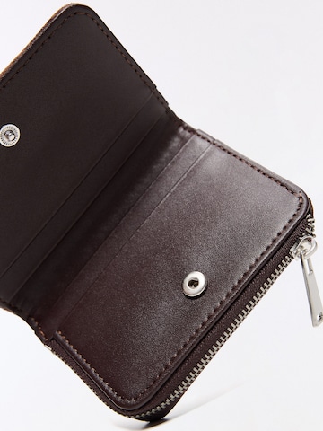 Bershka Etui in Braun