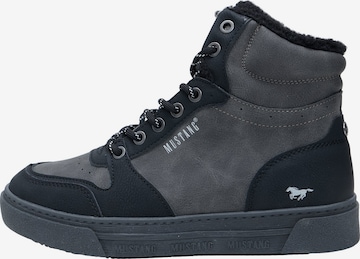 Bottines à lacets 'Rhonda' MUSTANG en noir : devant
