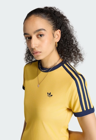 ADIDAS ORIGINALS - Camiseta 'Cali' en amarillo