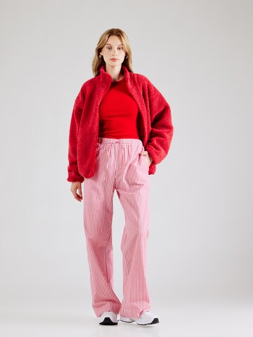 Veste en polaire 'HOKTOWN' AMERICAN VINTAGE en rouge