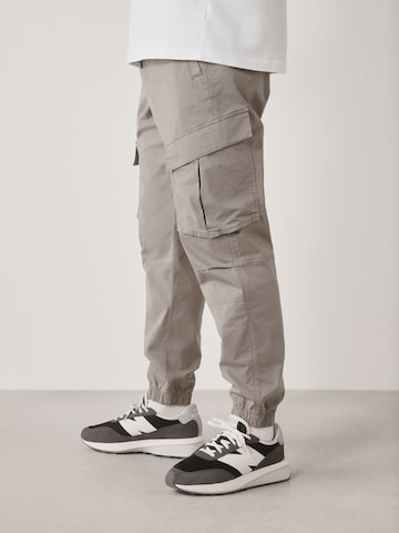 Next - Tapered Pantalón cargo en blanco
