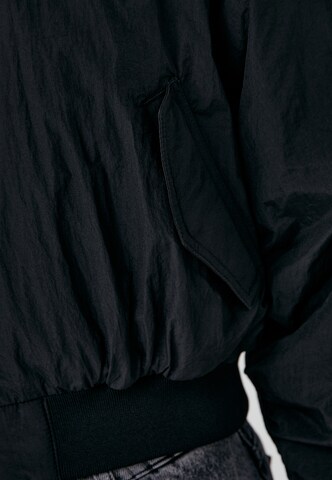 Finn Flare Between-Season Jacket in Black