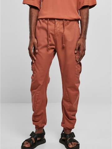 Urban Classics Tapered Cargobroek in Bruin: voorkant