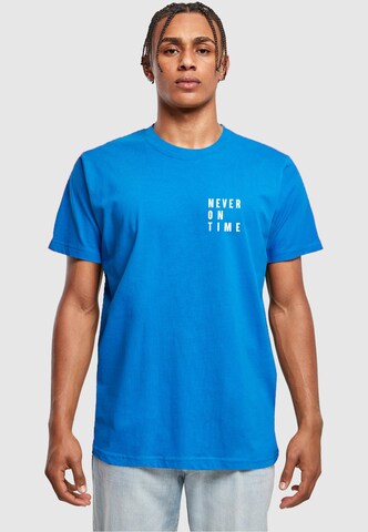 Merchcode T-shirt 'Never On Time' i blå: framsida