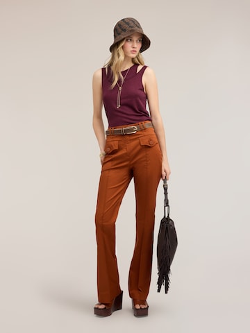 MOTIVI - Acampanado Pantalón en naranja