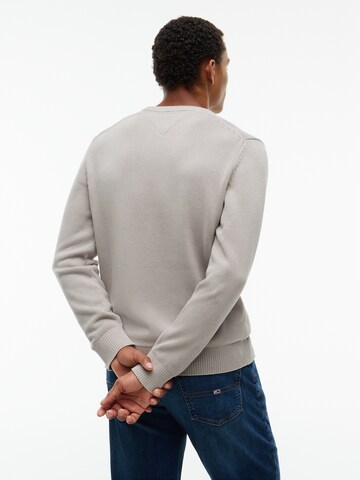 Tommy Jeans Sweater 'ESS' in Grey