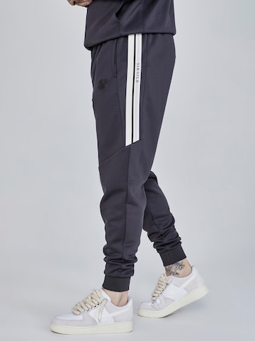 Tapered Pantaloni di SikSilk in grigio