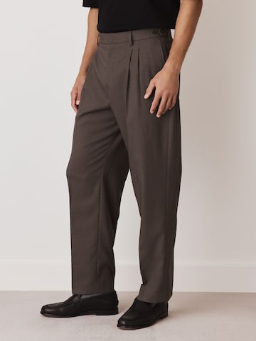 Regular Pantalon à plis Next en marron : devant