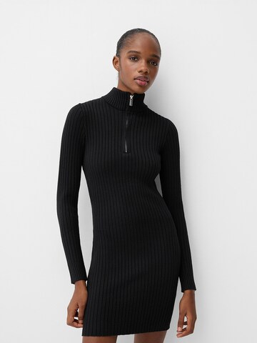Rochie tricotat de la Bershka pe negru: față