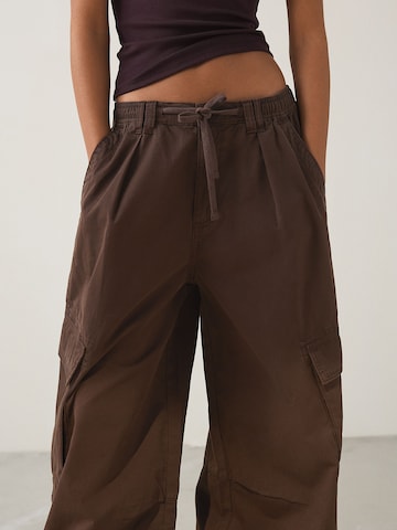 BershkaBaggy Cargo hlače - smeđa boja