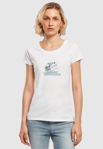 Merchcode Shirt 'Peanuts Chasing Snowflakes' in Wit: voorkant