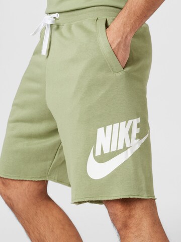 Loosefit Pantaloni di Nike Sportswear in verde