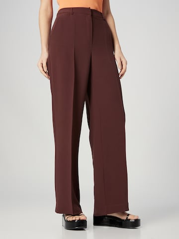 A LOT LESS Wide leg Trousers with creases 'Daliah' in Brown: front