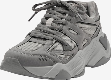 Sneaker bassa di Pull&Bear in grigio: frontale