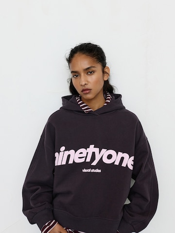 Pull&Bear Суичър в кафяво: отпред