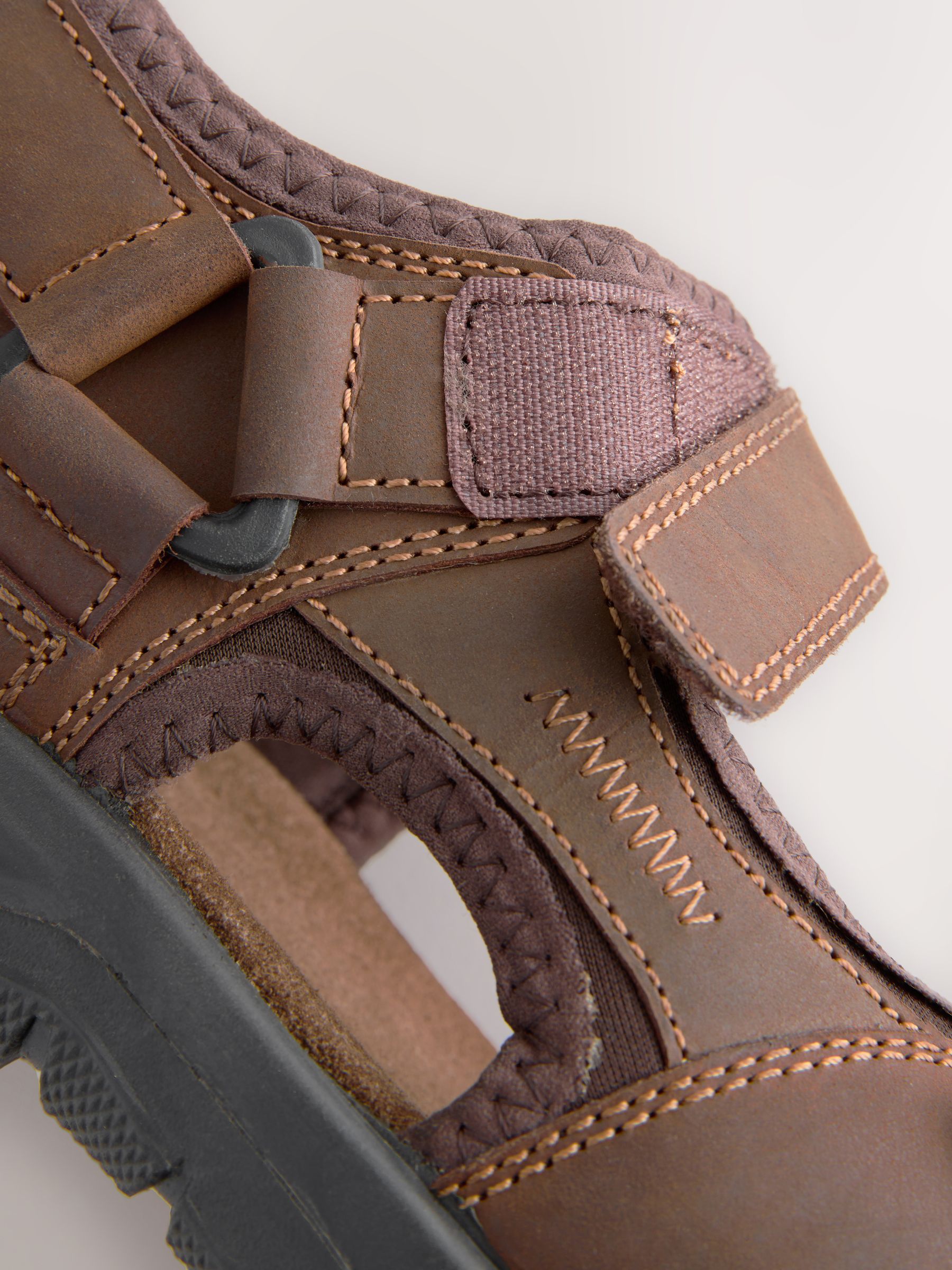 Next Trekingové sandály – hnědá