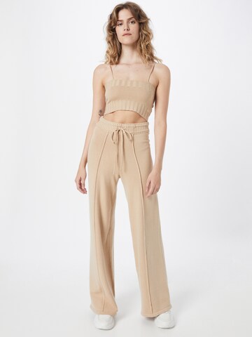 Costume Missguided en beige : devant